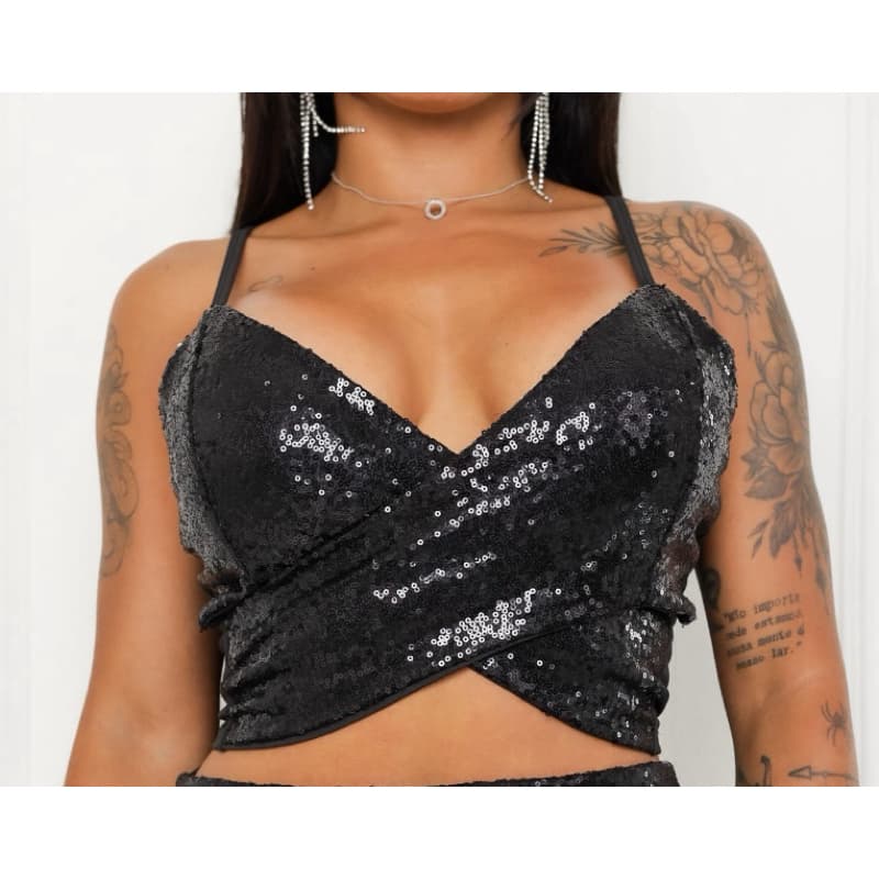 Cropped Preto de Paetê com Decote Transpassado Moda Feminina Tendência
