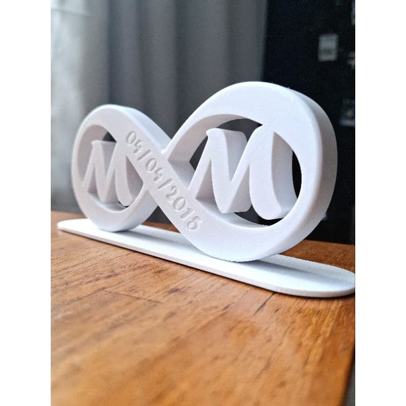 Símbolo infinito eternidade amor com iniciais do Casal