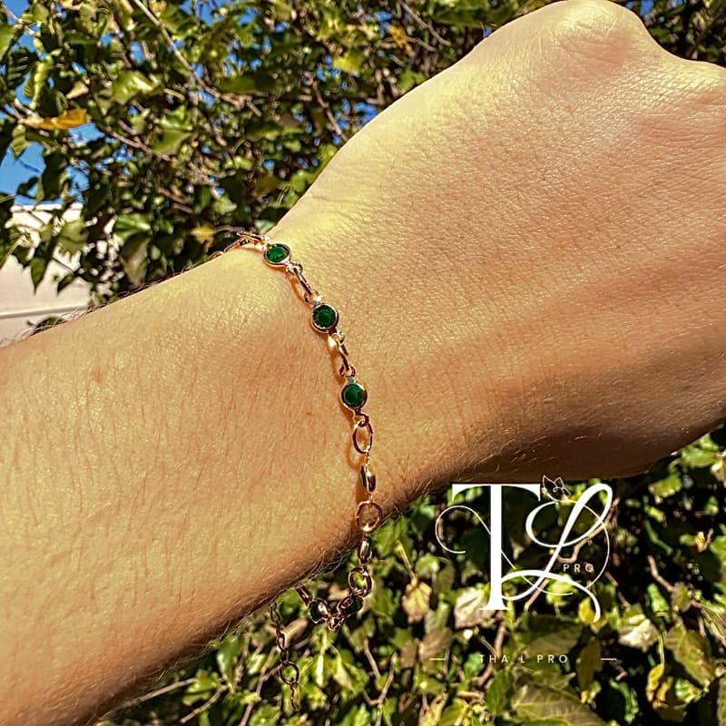 Pulseira com Pedras na Cor Verde possui feche na cor Dourada