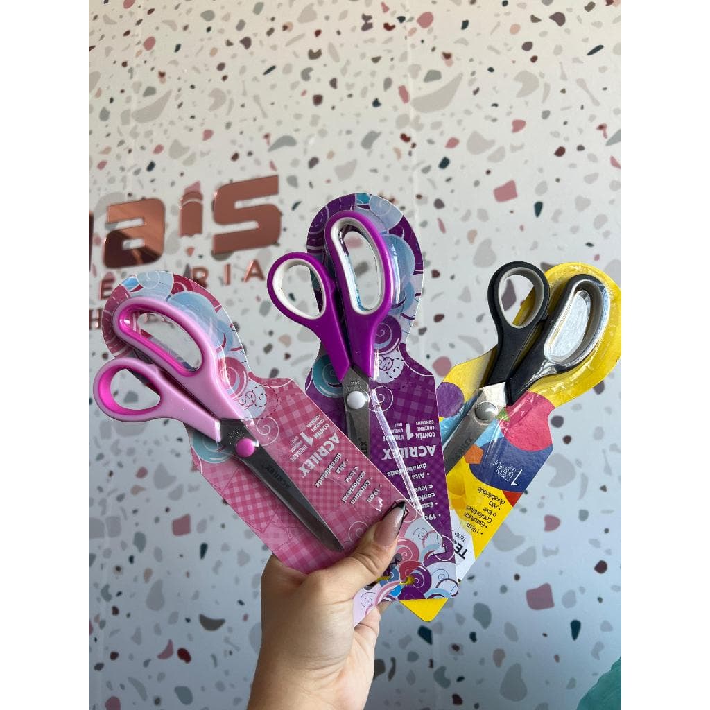 Tesoura Acrilex 19cm Estatura Confortável e Leve Alta Durabilidade Unidade Rosa Preto ou Roxa uso Escolar e Escritório