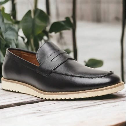 Sapato Loafer Sport Fino Mocassim Couro Legítimo Sola Branca Slip On Sapatênis Social Elegante