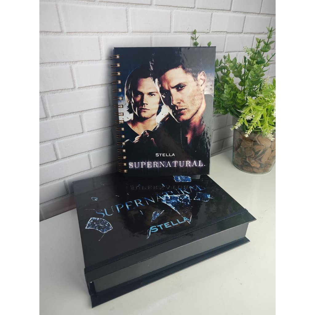 Kit Presente Personalizado (Qualquer Tema) | Caixa Cartonada + Caderno A5 | Nome e Tema| supernatural / stranger things