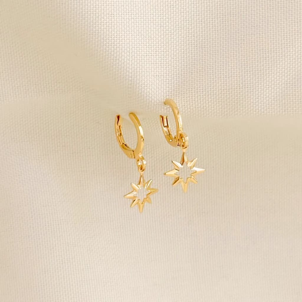 Brinco de Argola Estrela Vazada Delicada Banhado a Ouro 18k ou Prata Anti Alérgico