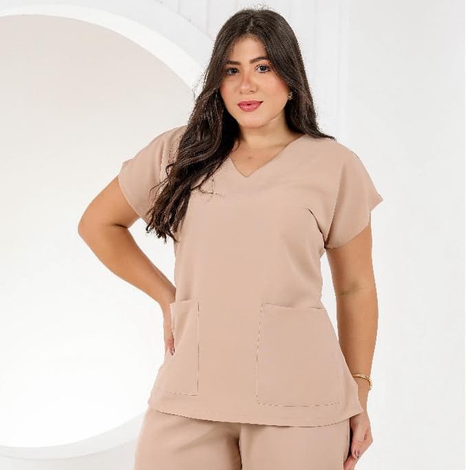 Conjunto de Scrub Feminino Pijama Hospitalar Fardamento profissional na cor Bege.