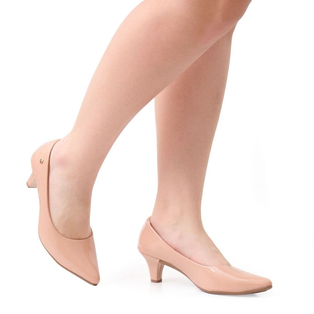 Sapato Scarpin Feminino Bico Fino Salto Fino Baixo Saia e Blusa Verniz Nude Elegante Casual
