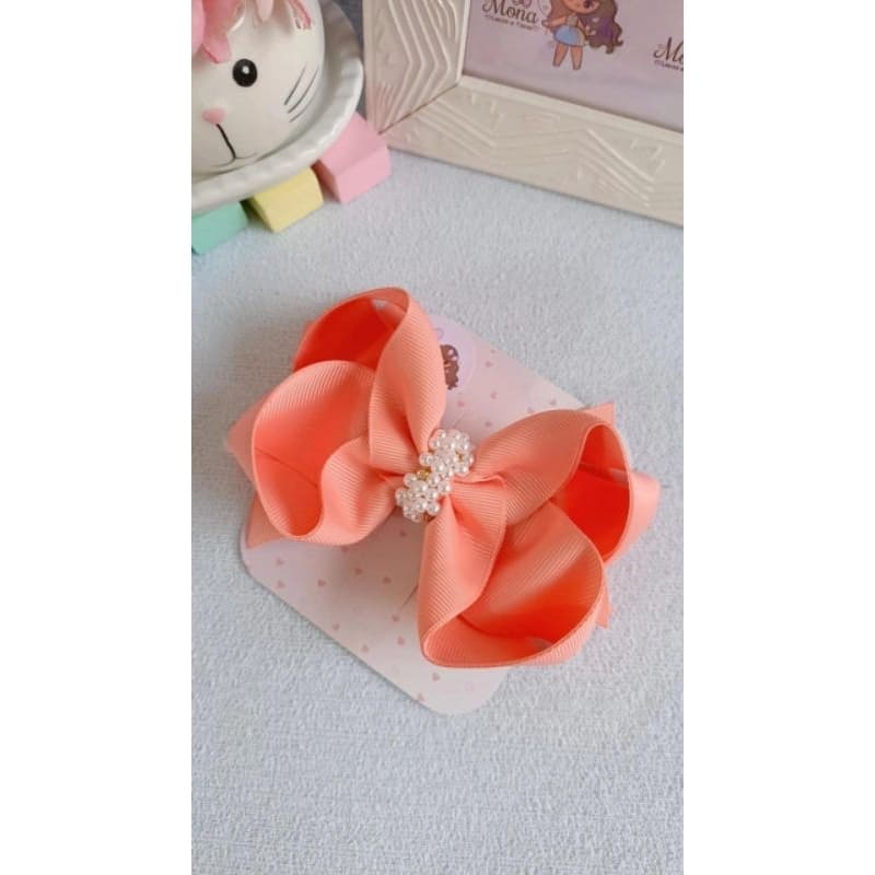 Laço Coral Luxo com Pérolas – Acessório Infantil para Meninas
