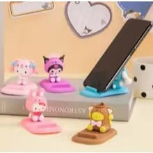 Shin-Chan Figuras Suporte Do Telefone Anime Decoração De Mesa Dos Desenhos Animados Assistindo TV