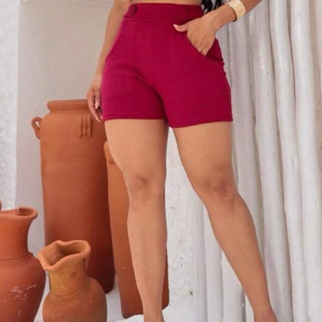 Short Alfaiataria Feminino Tecido Aveludado Cintura Alta Botões Forrados – Look Casual Chic Tendência Verão Europeu 2026