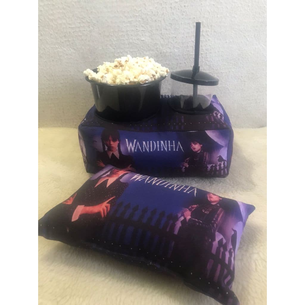 Kit Almofada Porta Pipoca + Mini Almofada  Wandinha