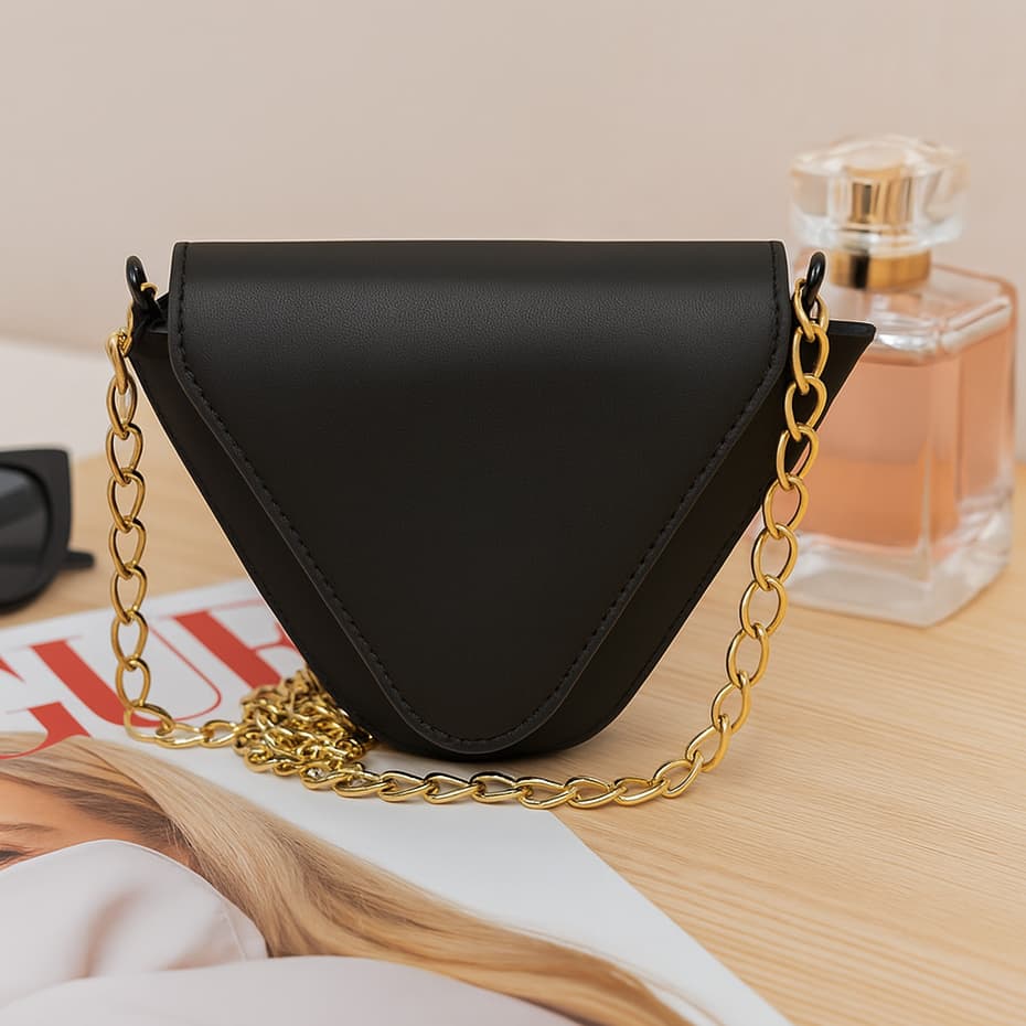 Bolsa Feminina Transversal Pequena Triangular Corrente Com Fecho Estilosa Básica Baladinha
