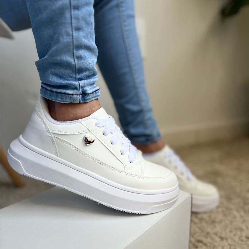 Tênis Flatform Branco Feminino Estiloso e Versátil com Coração de Metal, Cadarço Reforçado e Forro Macio