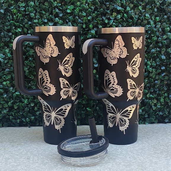 COPO TÉRMICO 1200ML COPÃO COM ARTE A LASER 360 GRAUS TEMA: Borboletas IDÉIAS DE PRESENTE
