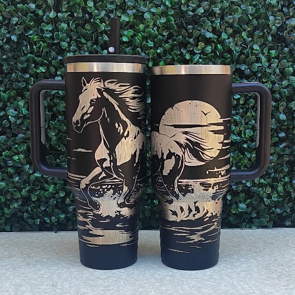 COPO TÉRMICO 1200ML COPÃO COM ARTE A LASER 360 GRAUS TEMA: CAVALO IDÉIAS DE PRESENTE