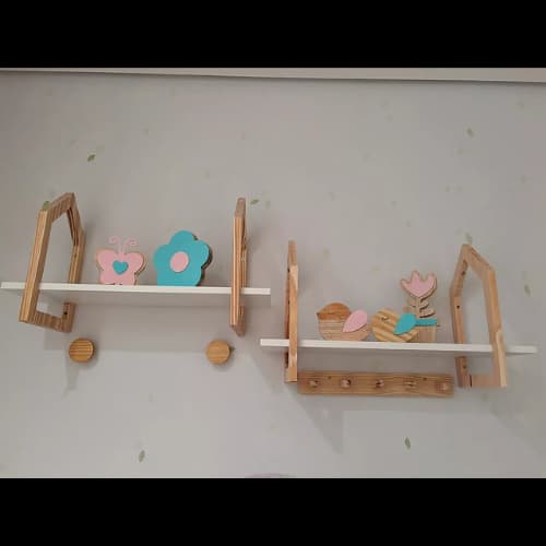 Kit Prateleiras Casinha Pinus - 1 cabideiro Pinus Nichos Decoração Quarto Infantil