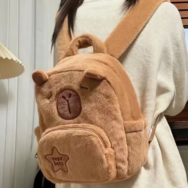 Mochila Infantil Feminina em Pelúcia Capivara Fofa e Aconchegante