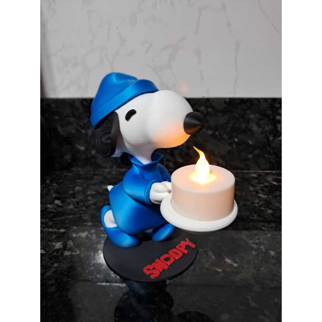 Snoopy de pijama carregando vela