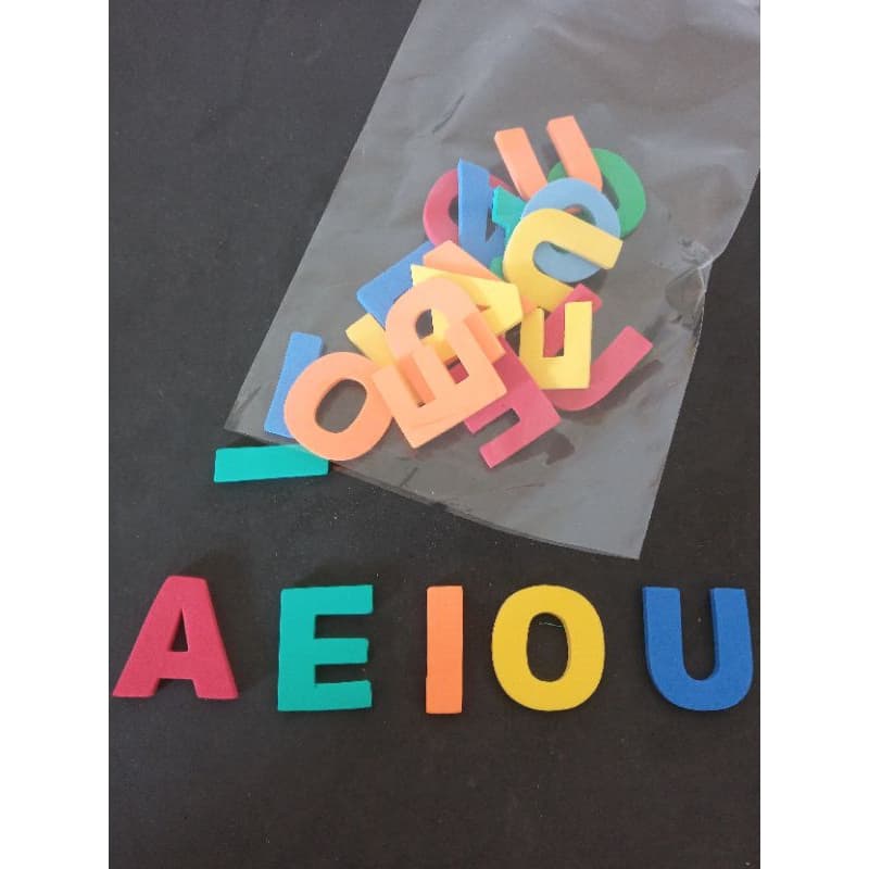 Conjunto letras /apliques de 25 vogais em  e.v.a 4mm colorido alfabetização- letramento-escolar