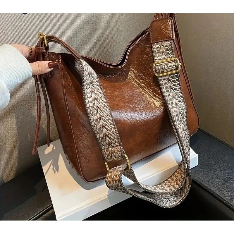Bolsa bag feminina em couro.