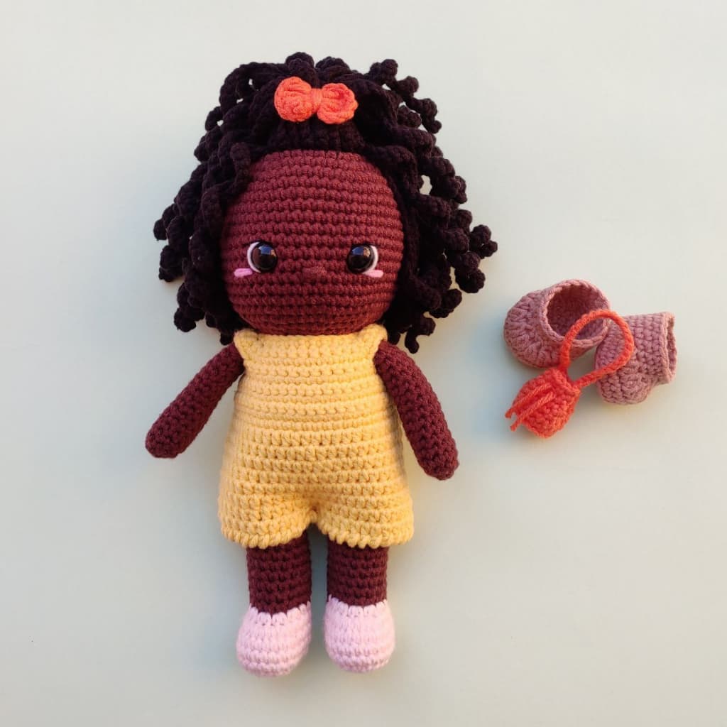 Boneca Amigurumi/Crochê Cabelo Cacheado Pronta-entrega