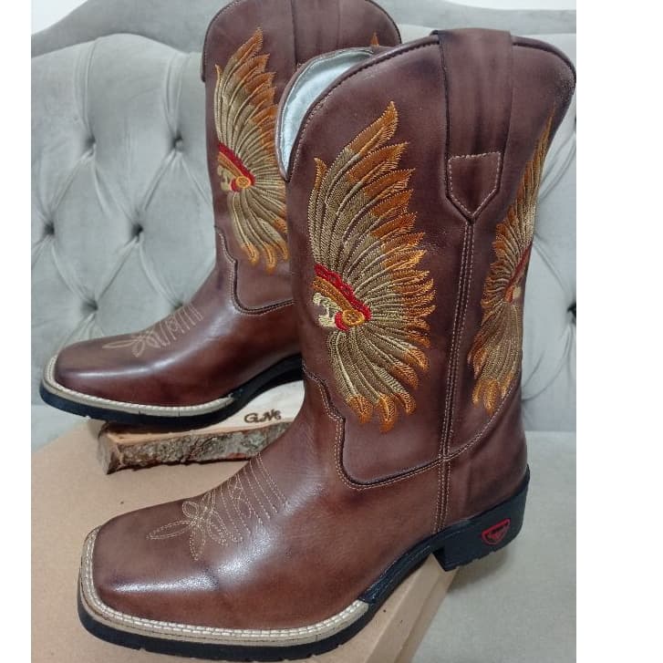 Bota Botina Masculina Texana Country Cano Longo Bordado Cocar Índio Bico Quadrado em Couro Legítimo
