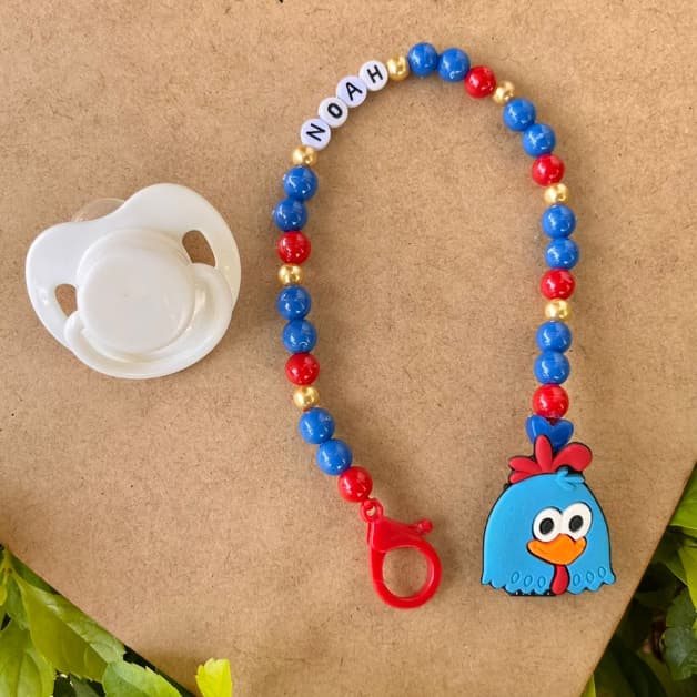 Prendedor /Presilha / Pregadorde chupeta com nome menina e menino galinha pintadinha para bebê miçangas