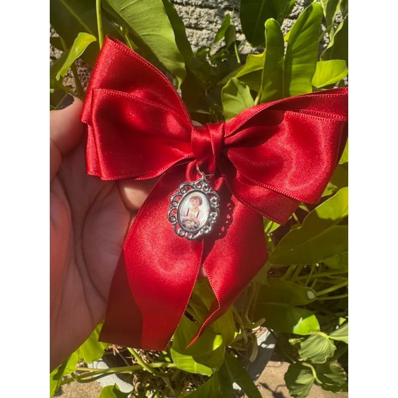 Laço Vermelho de Cetim com Medalha de São Tarcísio – Padroeiro dos Acólitos e Coroinhas