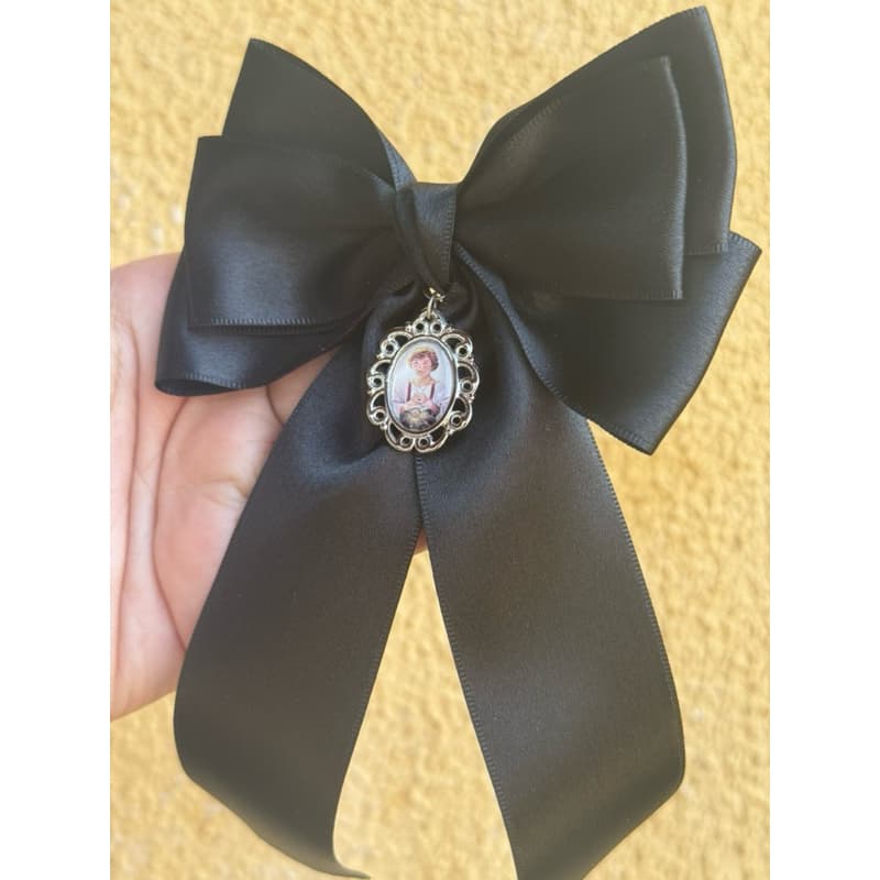 Laço Preto de Cetim com Medalha de São Tarcísio – Acessório Litúrgico para Acólitos e Coroinhas