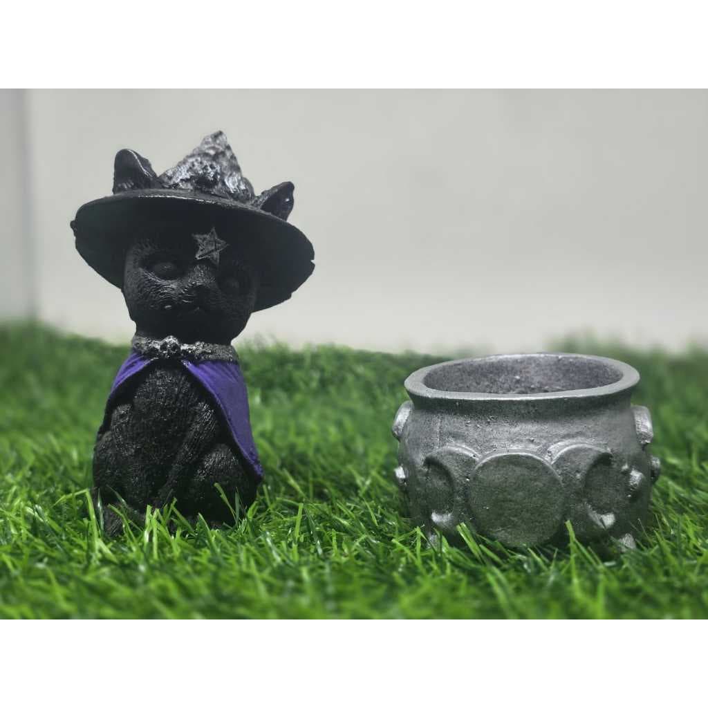 Kit Estatueta Gato Bruxo com Chapéu e Capa Roxa Wicca 9 cm + Incensário Caldeirão de Bruxa 6.5 cm Prata Resina Ocultismo