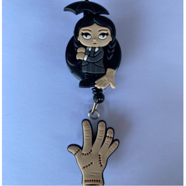 Porta crachá tema Wandinha Hallowen