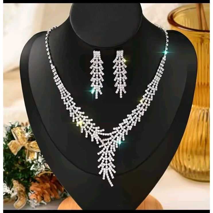 COLAR COM BRINCOS STRASS