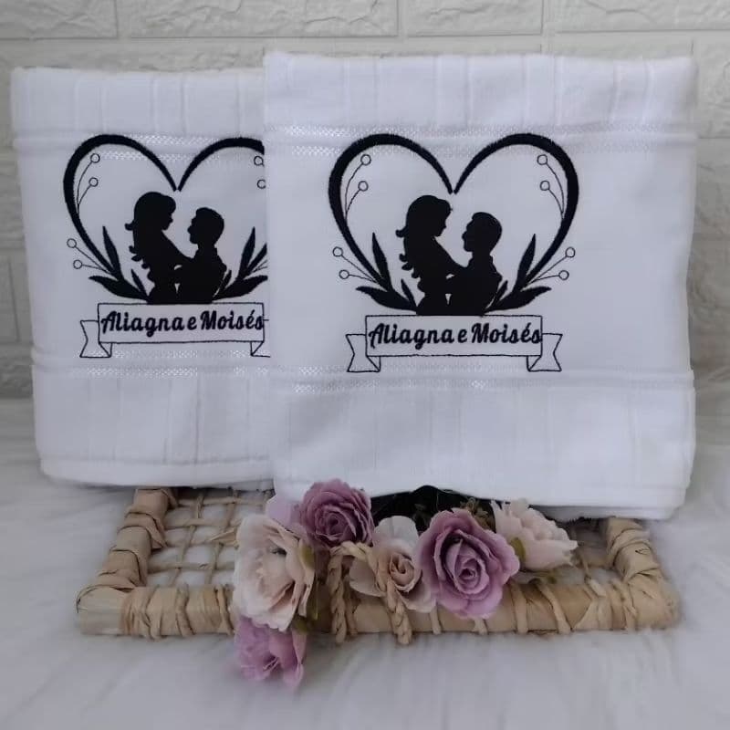 kit 2 toalhas de banho bordada, personalizada no tema presente de casamento.