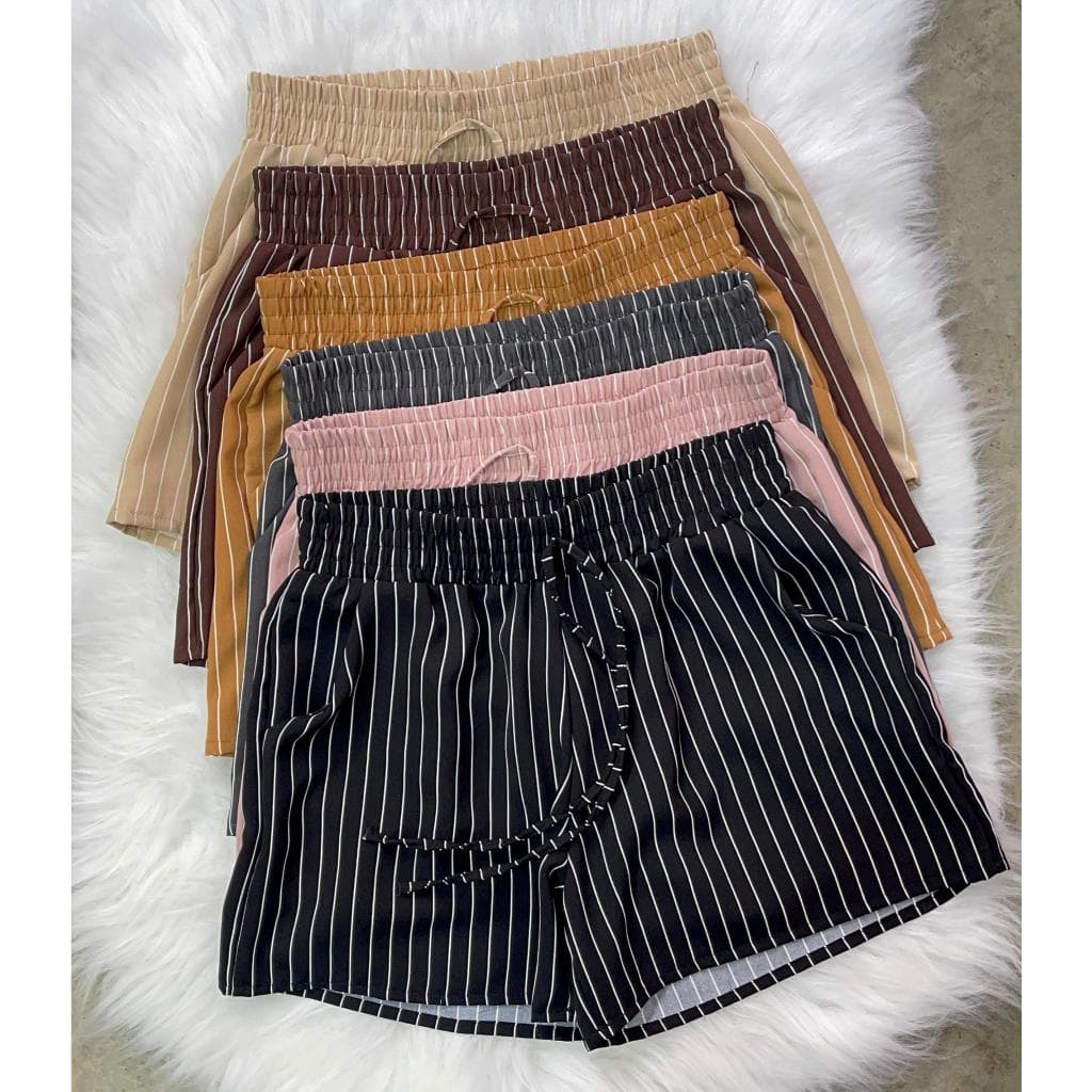 Short feminino listrado com bolso moderno e confortável