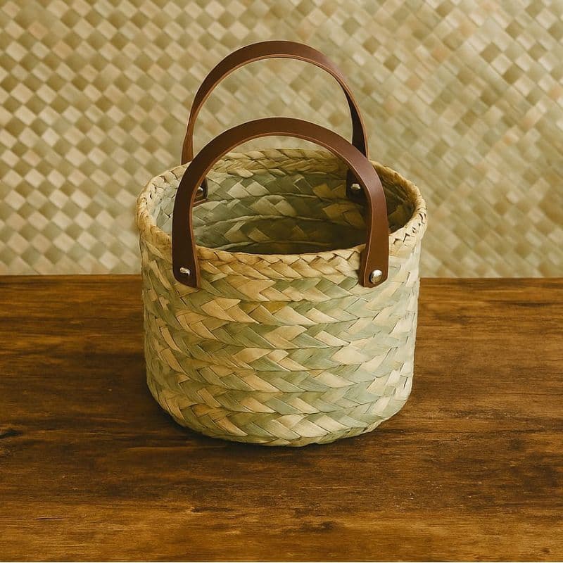 Cachepô Cesto Vaso 20x15cm de Palha de Carnaúba organizador com alça de couro para decoração e plantas