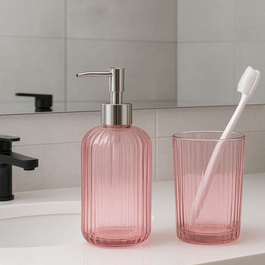 Kit Para Banheiro Vidro Cristalino Rosa 2 Pç Dispensador de sabonete 400ml Porta Escova Em Casa Tem