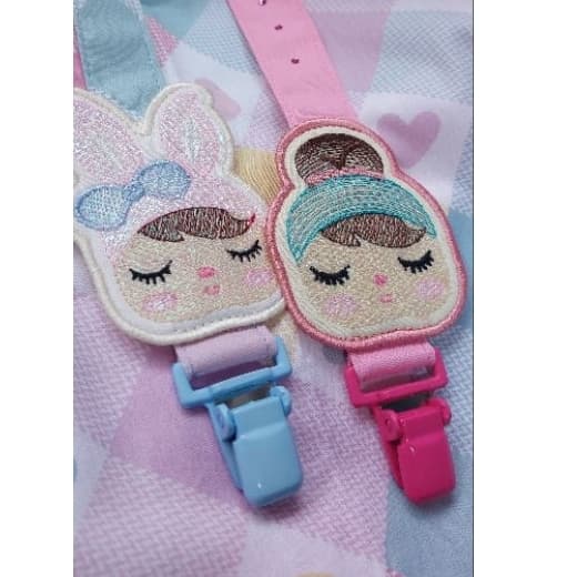 Prendedor de chupeta com bordado - Prendedor de chupeta menina - Prendedor de chupeta personalizado