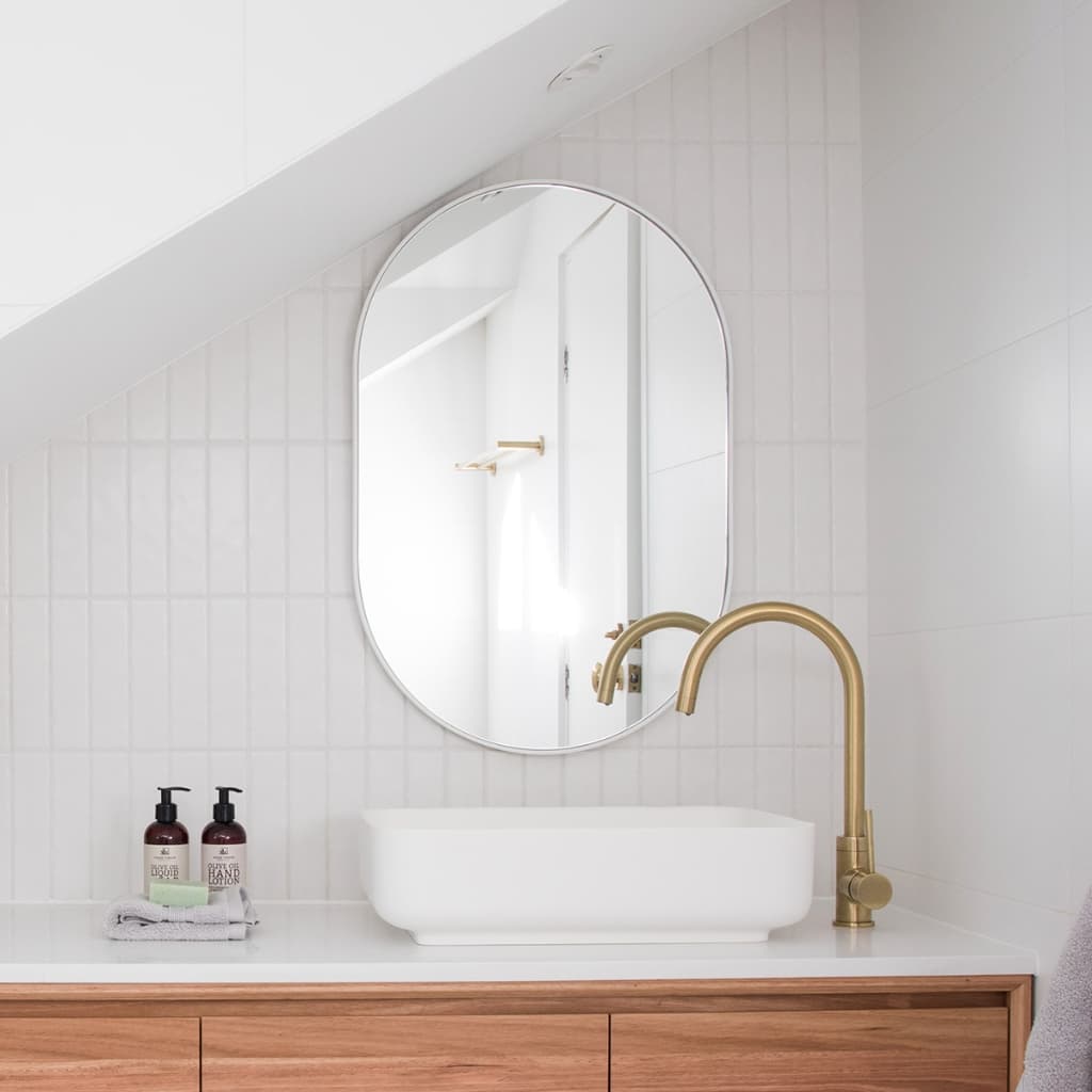 Espelho Orgânico Moderno Sala Quarto Banheiro Lavabo 64x44cm em Couro 3cm - Mod. Pílula