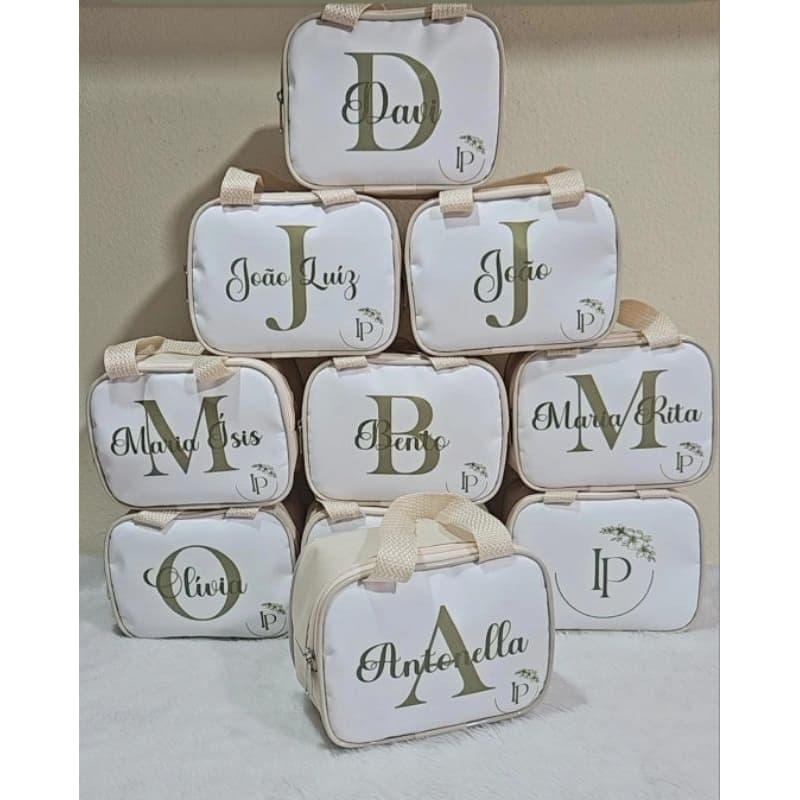 Bolsinha personalizada com nomes e estampas variadas