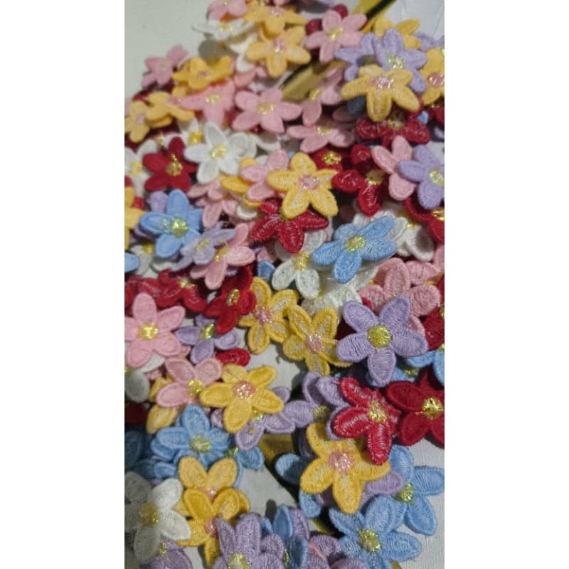 Aplique flor bordada 2.4 cm, cores sortidas até 50 unidades.