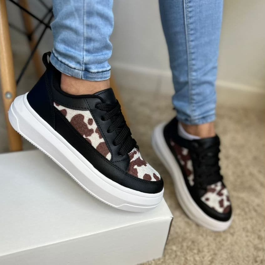 Tênis Preto Feminino Flatform Plataforma Alta Estampa Vaquinha Conforto e Estilo para Look Casual e Urbano