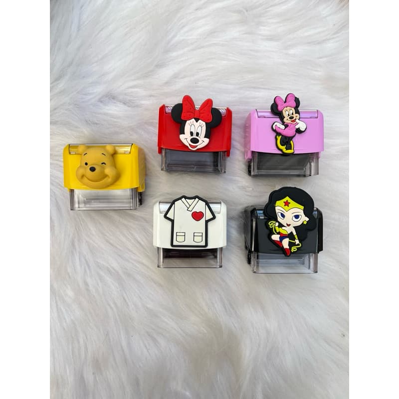 Carimbo Trodat Mulher Maravilha/Stitch/Snoopy/Minnie/Ursinho Pooh/Jaleco/baby yoda star wars
