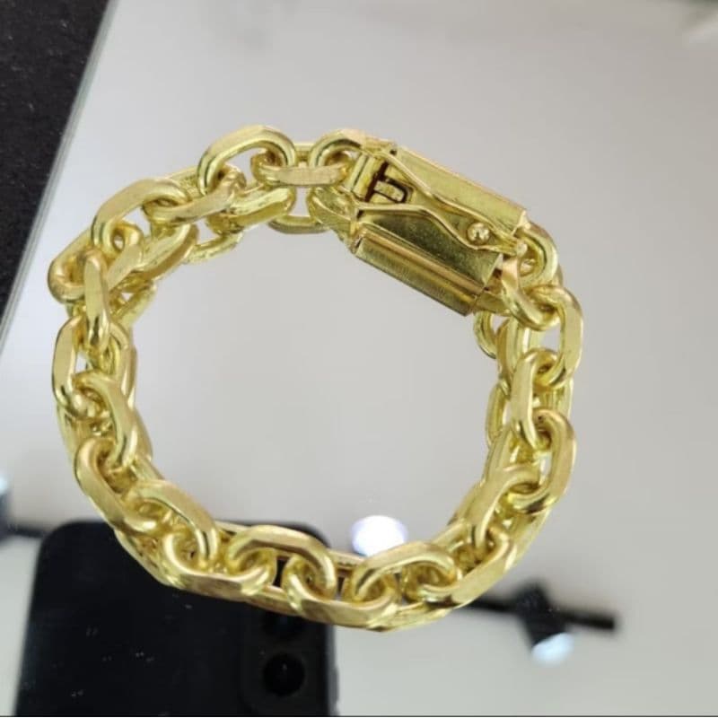 Pulseiras em liga de tungstênio banhada a ouro 18k. Peça resistente, brilhante e sofisticada.