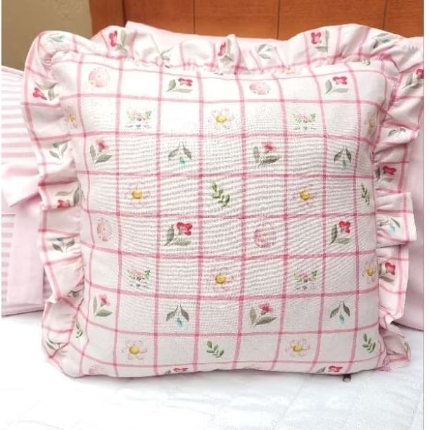 Almofada xadrez  estampa flores rosa bebê