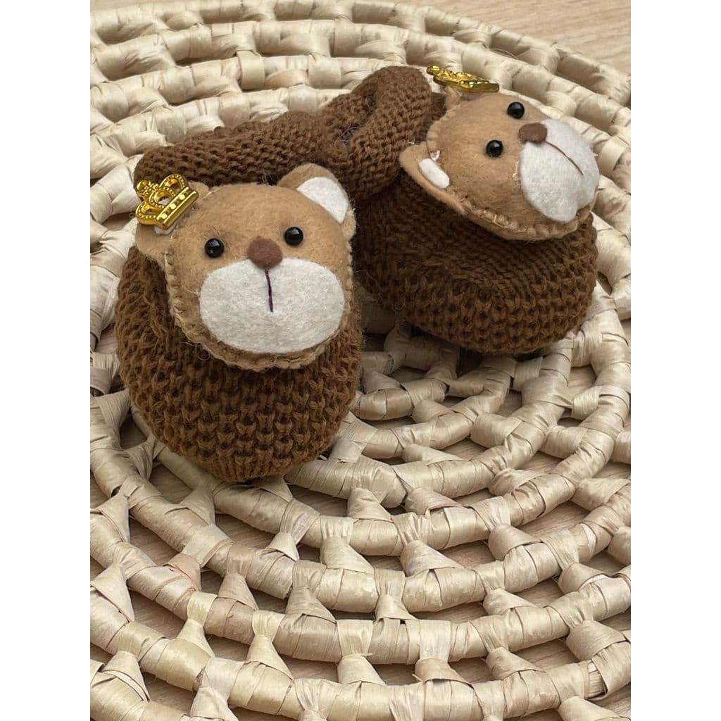 Sapatinhos em Tricot Marrom com Aplique de Urso Coroa