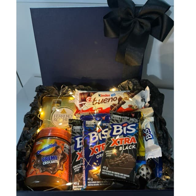 Box romântica com chocolates luzes e fotos presente amor