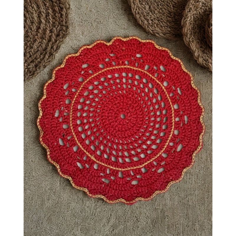 Sousplat de Crochê Vermelho com Dourado | Jogo Americano Artesanal para Mesa Posta