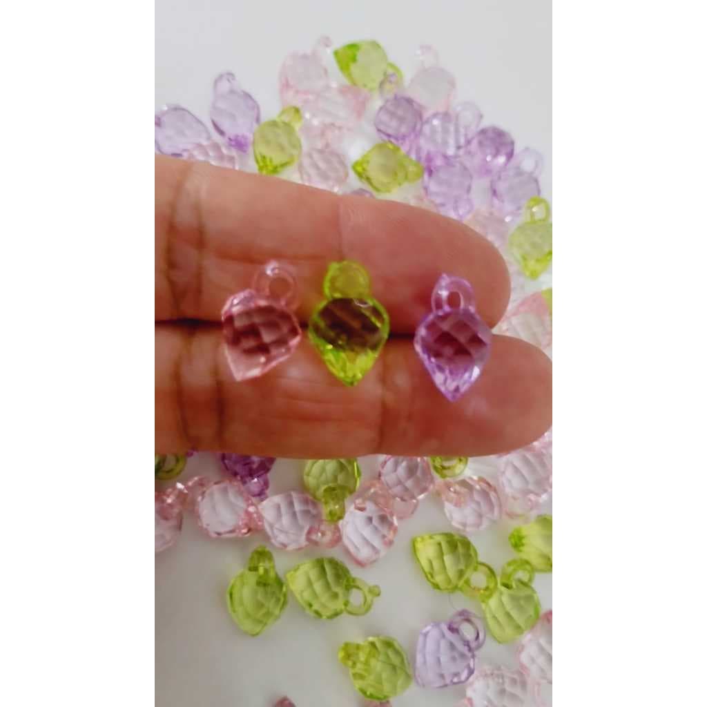 Pingente Morango Acrílico Facetado Mini Moranguinho Diamante