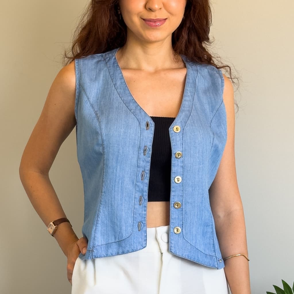 Colete jeans feminino com botões no comprimento