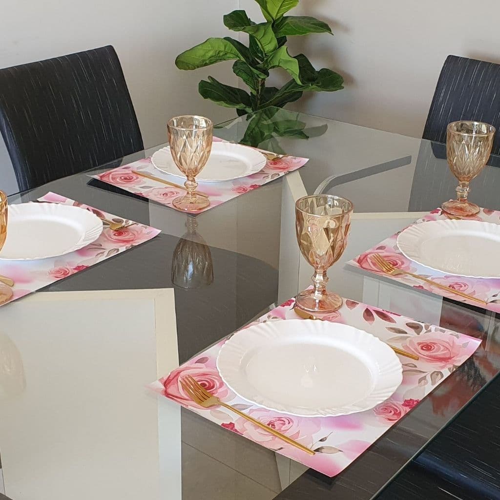 Jogo Americano Impermeável - Mesa posta Rosas - Kit com 2, 4, 6 ou 8 unidades
