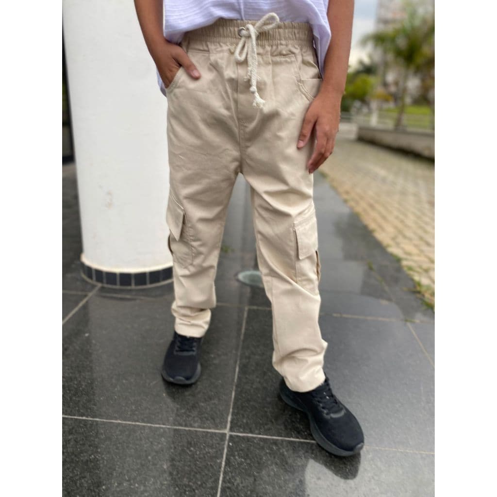 Calça Cargo Infantil Masculina Sarja Caqui/Bege com Bolsos e Cintura Elástica – Estilo Skatista