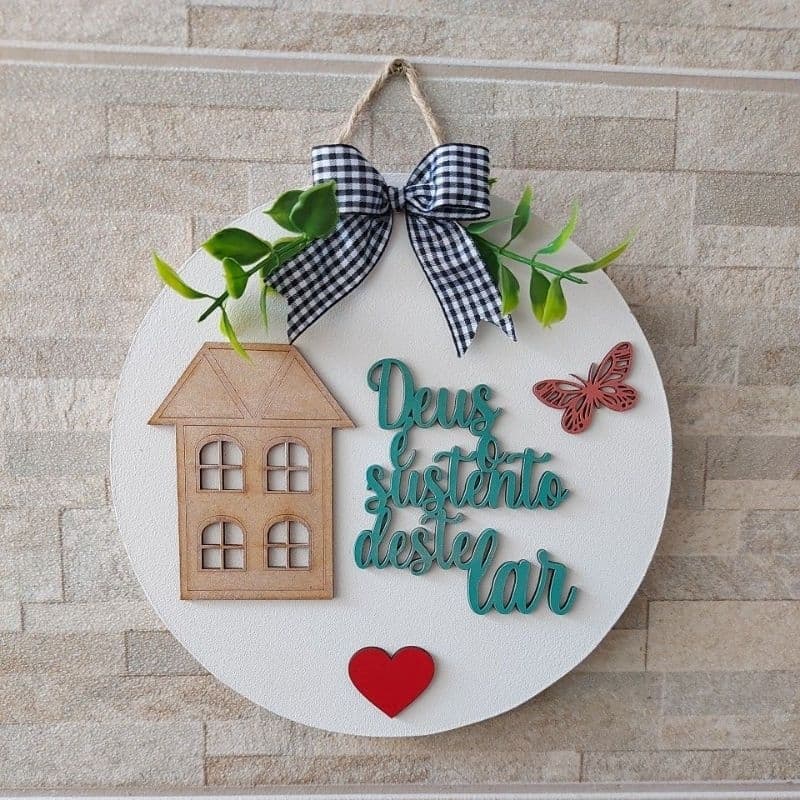 Placa decorativa redonda "Deus é o sustento deste lar " em madeira , com corda para pe durar ,22cm